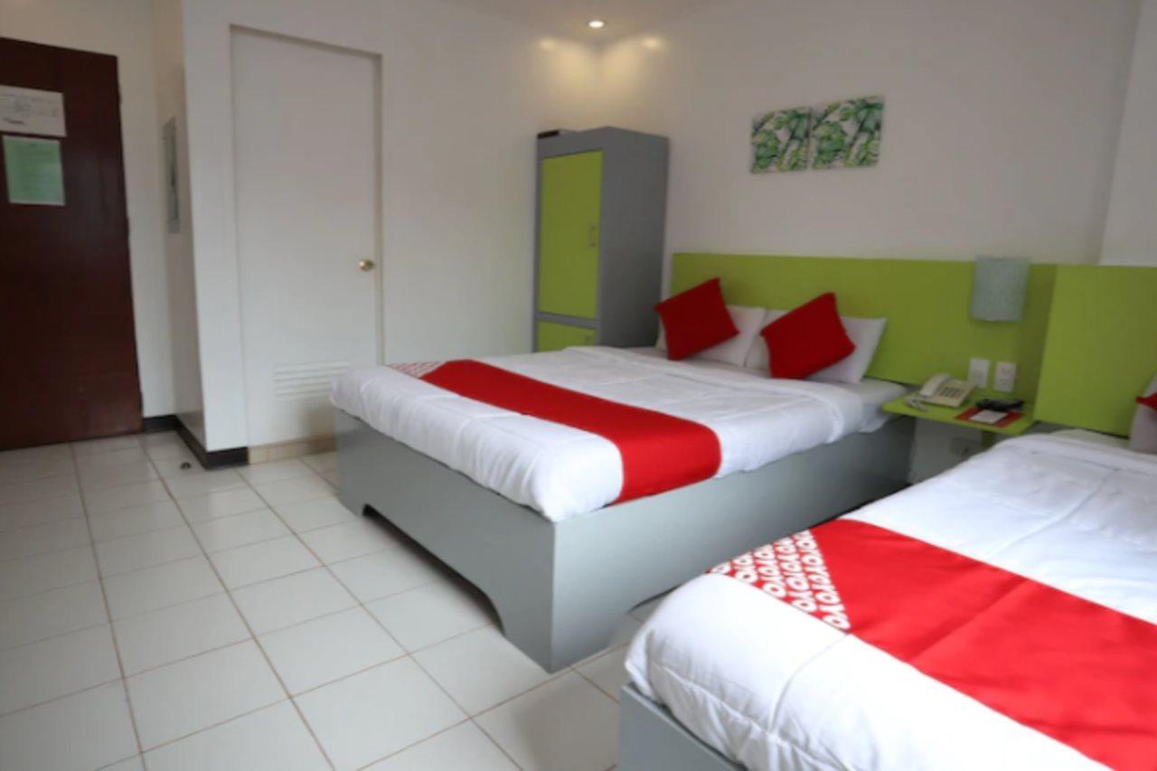 Oyo 210 Apple Tree Suites Cebu Stadt Exterior foto